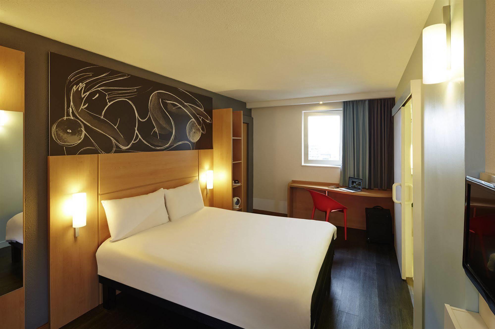 Ibis Centre Hotel 3*
